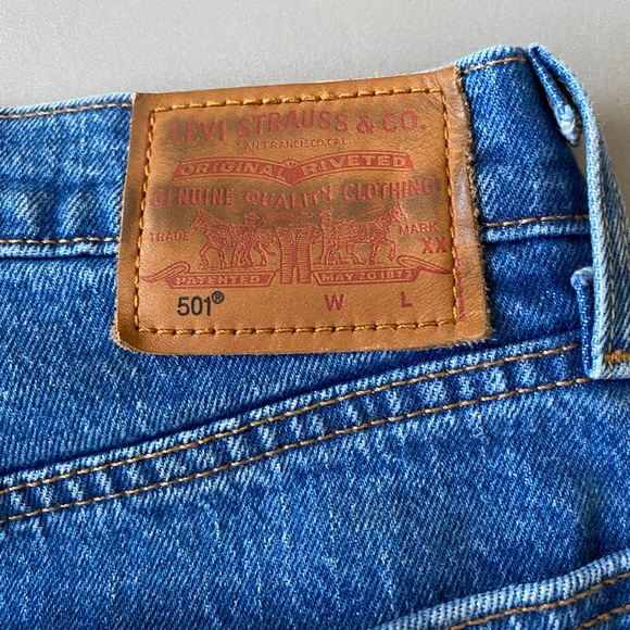 SOLD** Levi’s 501 Straight Cropped - Picture 4 of 7
